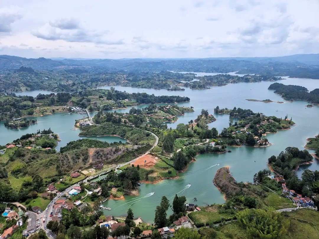 Tour a Guatapé y Zócalos: Descubre el Colorido Corazón Paisa