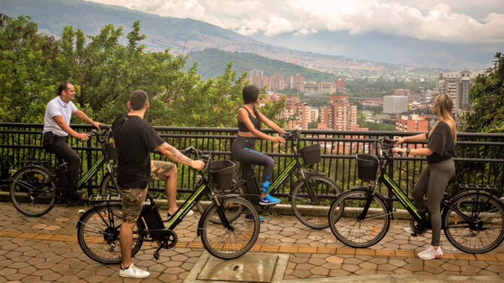 Mercado local en el Bicitour Gastronómico Medellín
